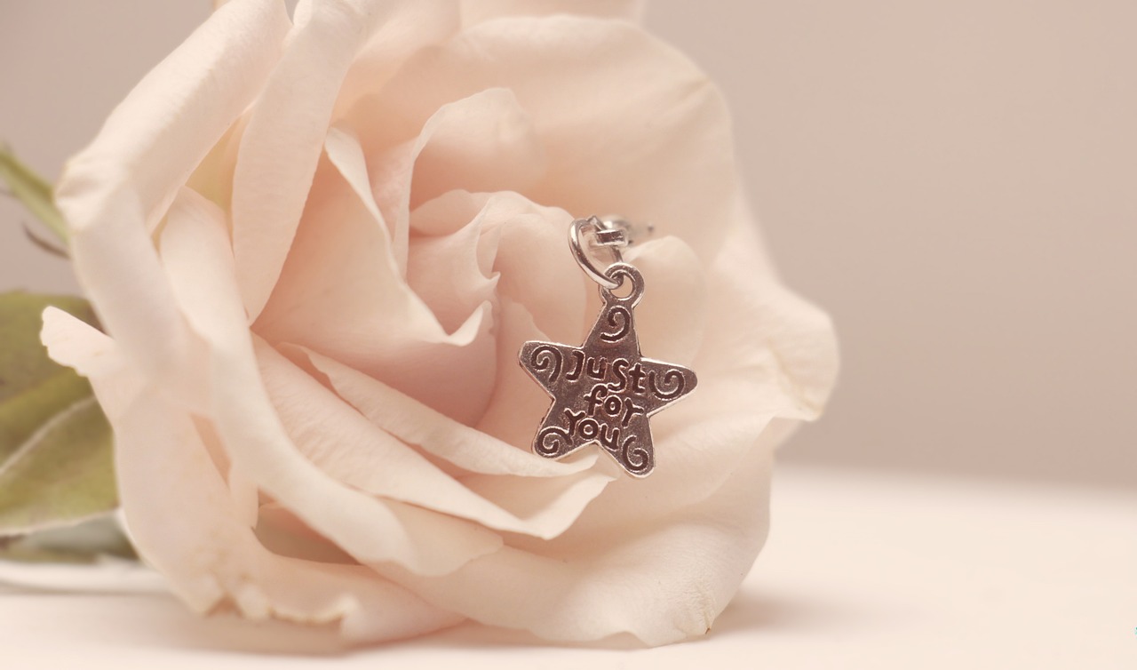 最新流行吊坠，时尚魅力的终极诠释