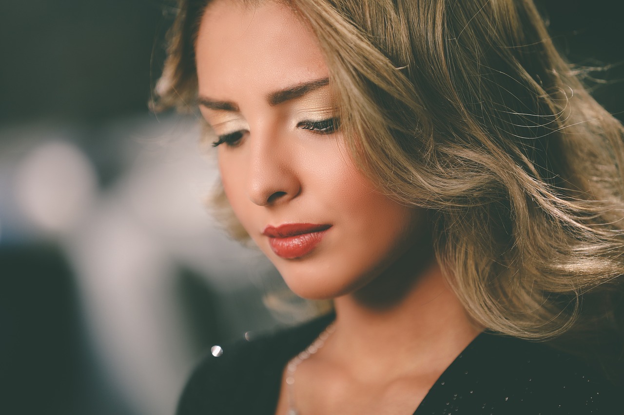 时尚潮流新宠,最新盖脸发型亮相!