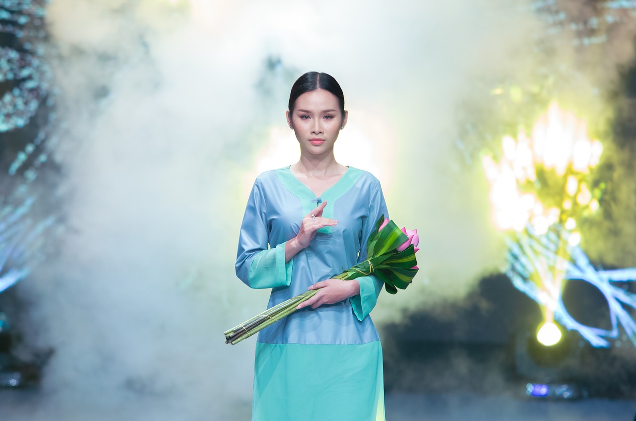 戚薇，时尚先锋与影视界的耀眼之星之最新动态