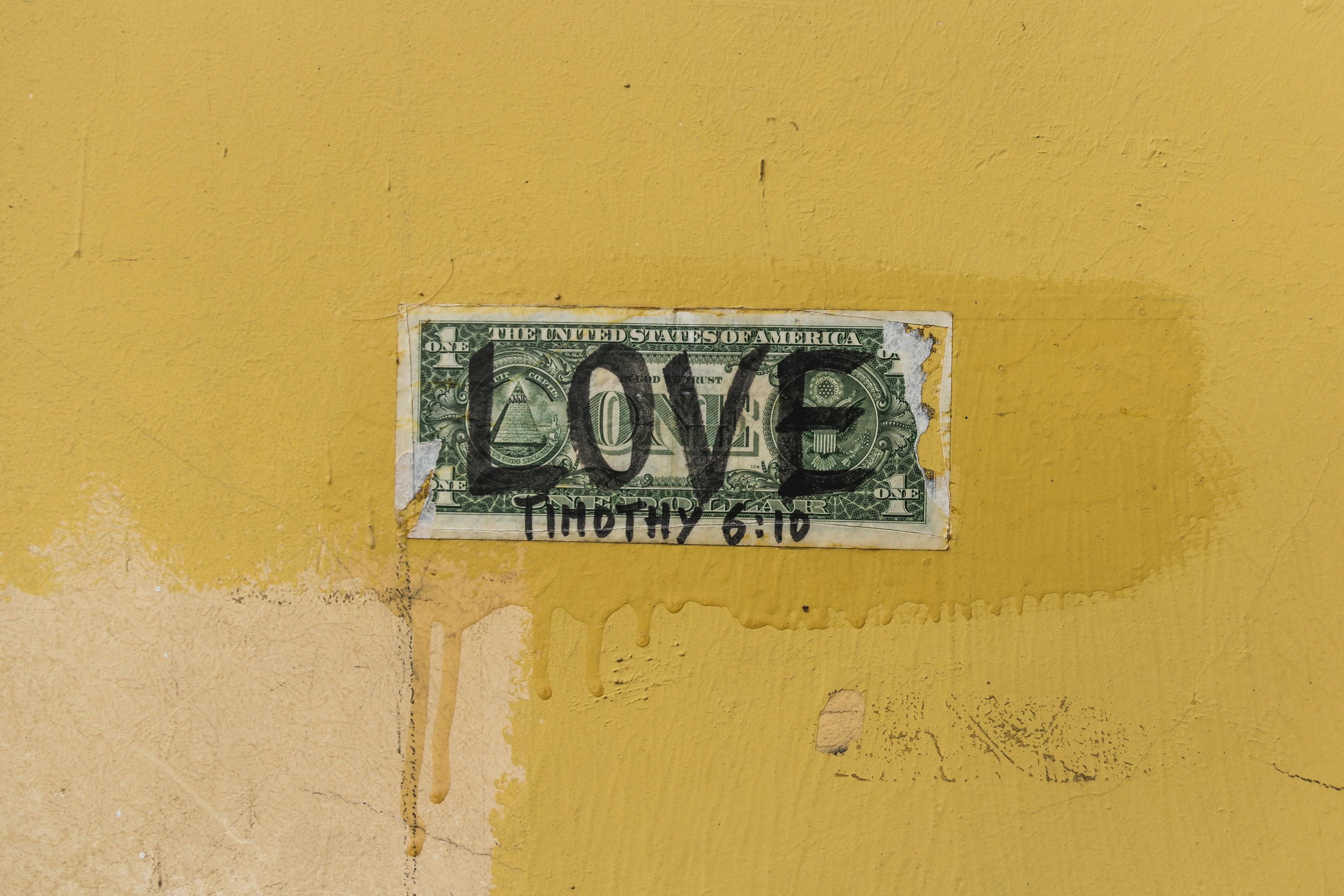 英剧新风尚，黄色调下的故事与情感浪潮