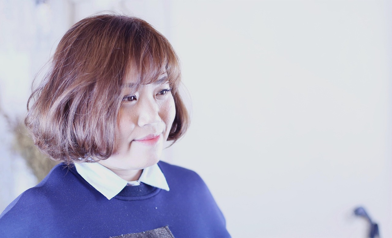 最新女孩短发造型，时尚潮流的多面展现