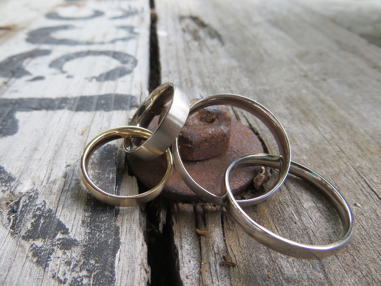 黄金最新款戒指，时尚与经典的完美融合